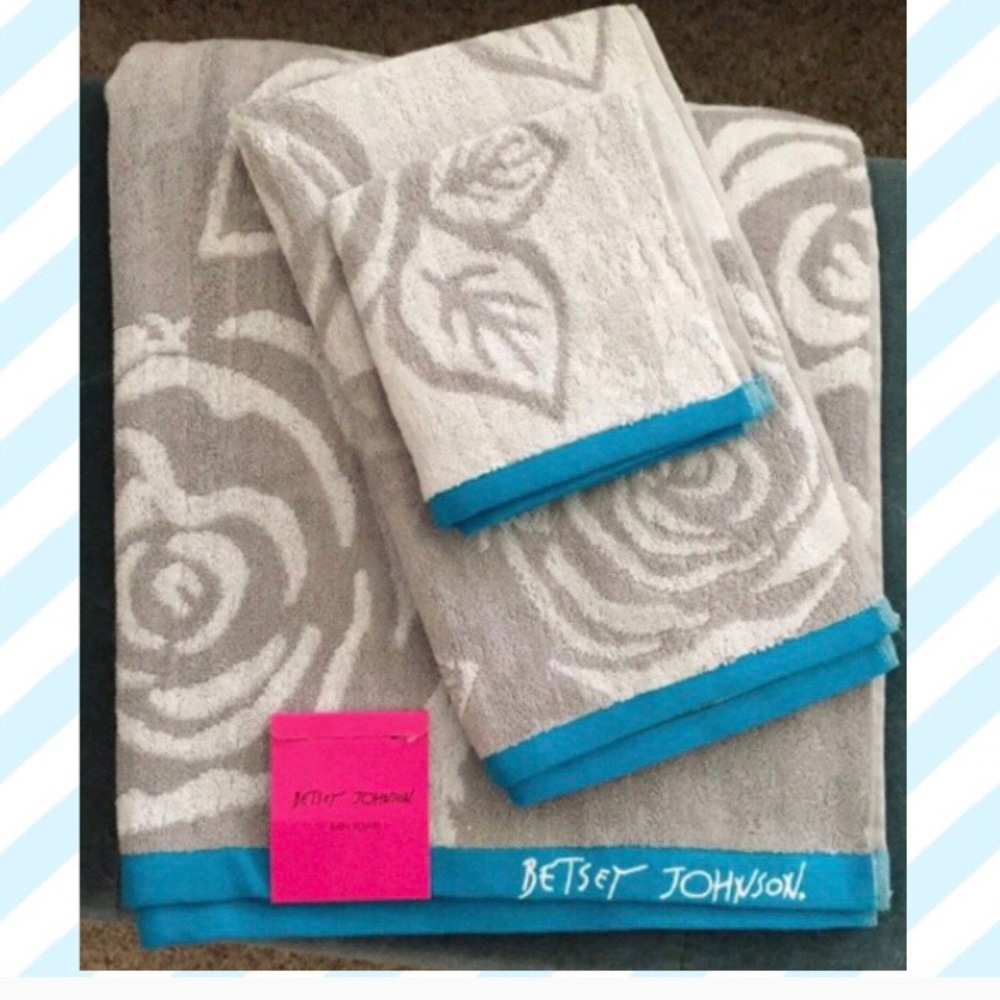 Betsey Johnson Bold Blue Roses 4-Piece Towel Set - Picture 3 of 6